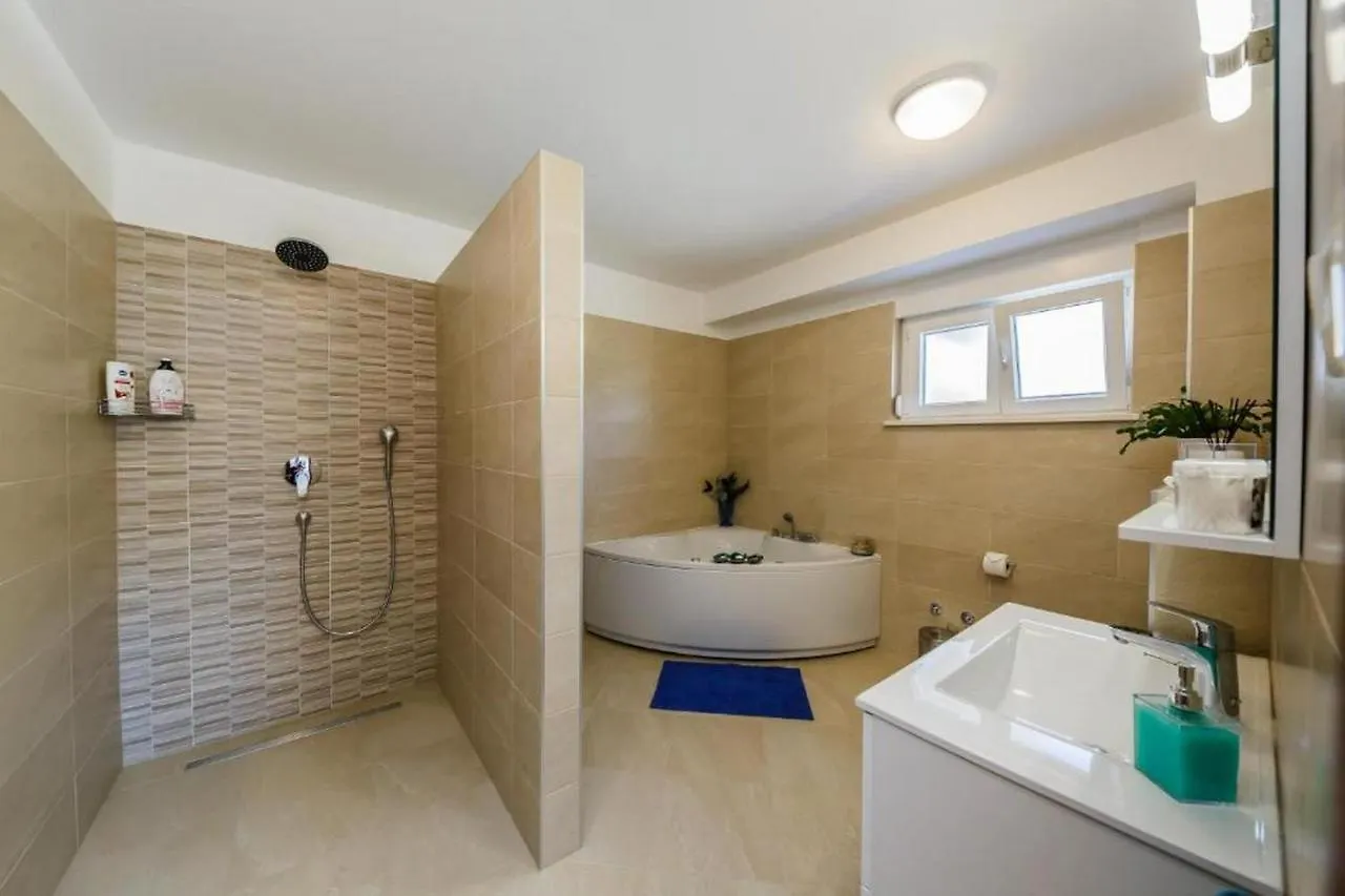 Villa Stone Queen Kastel Novi