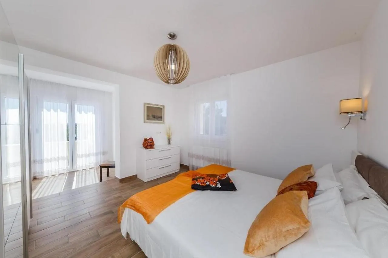 Villa Stone Queen Kastel Novi