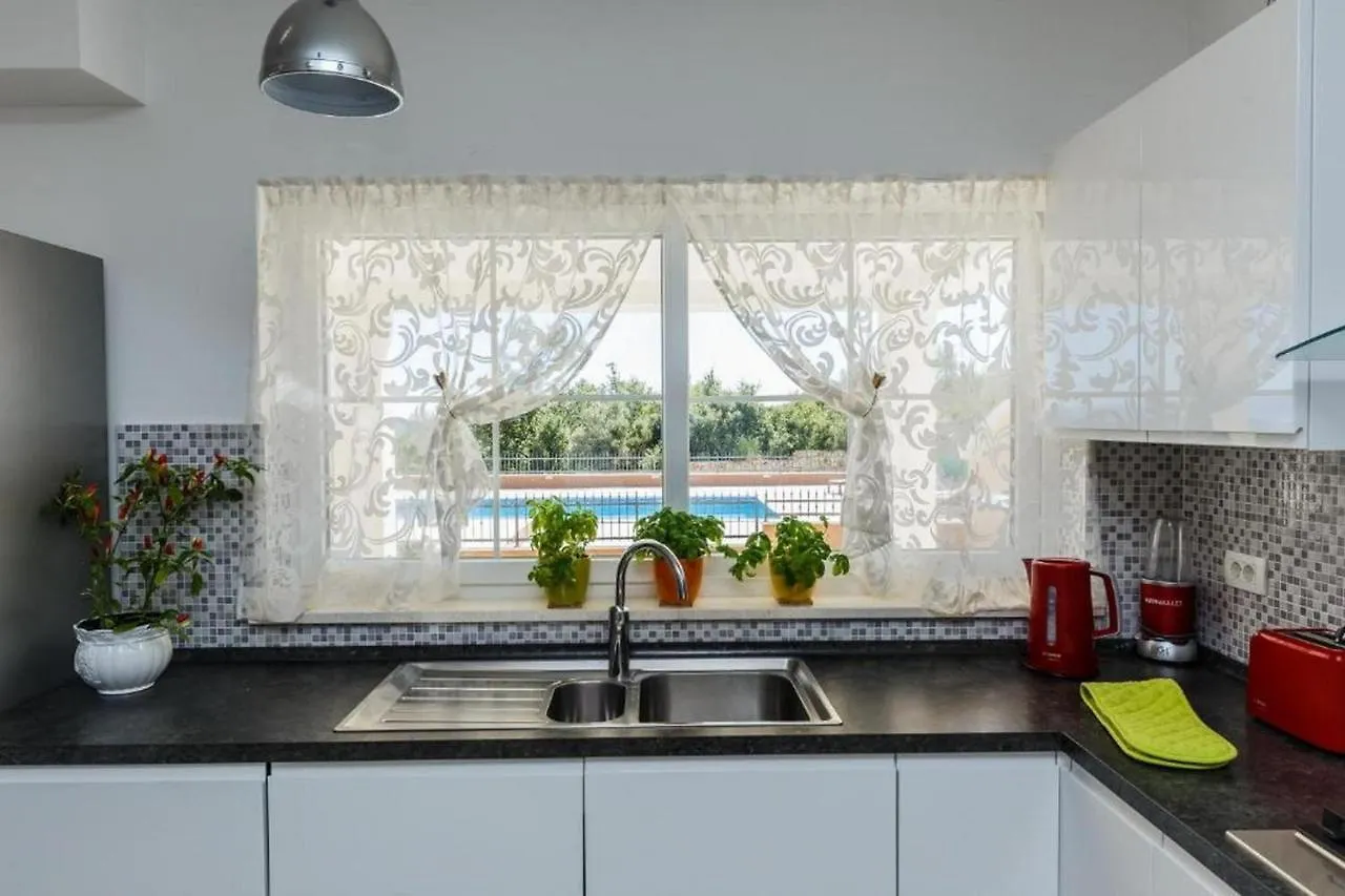 Villa Stone Queen Kastel Novi
