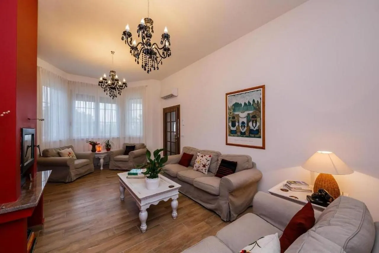 Villa Stone Queen Kastel Novi