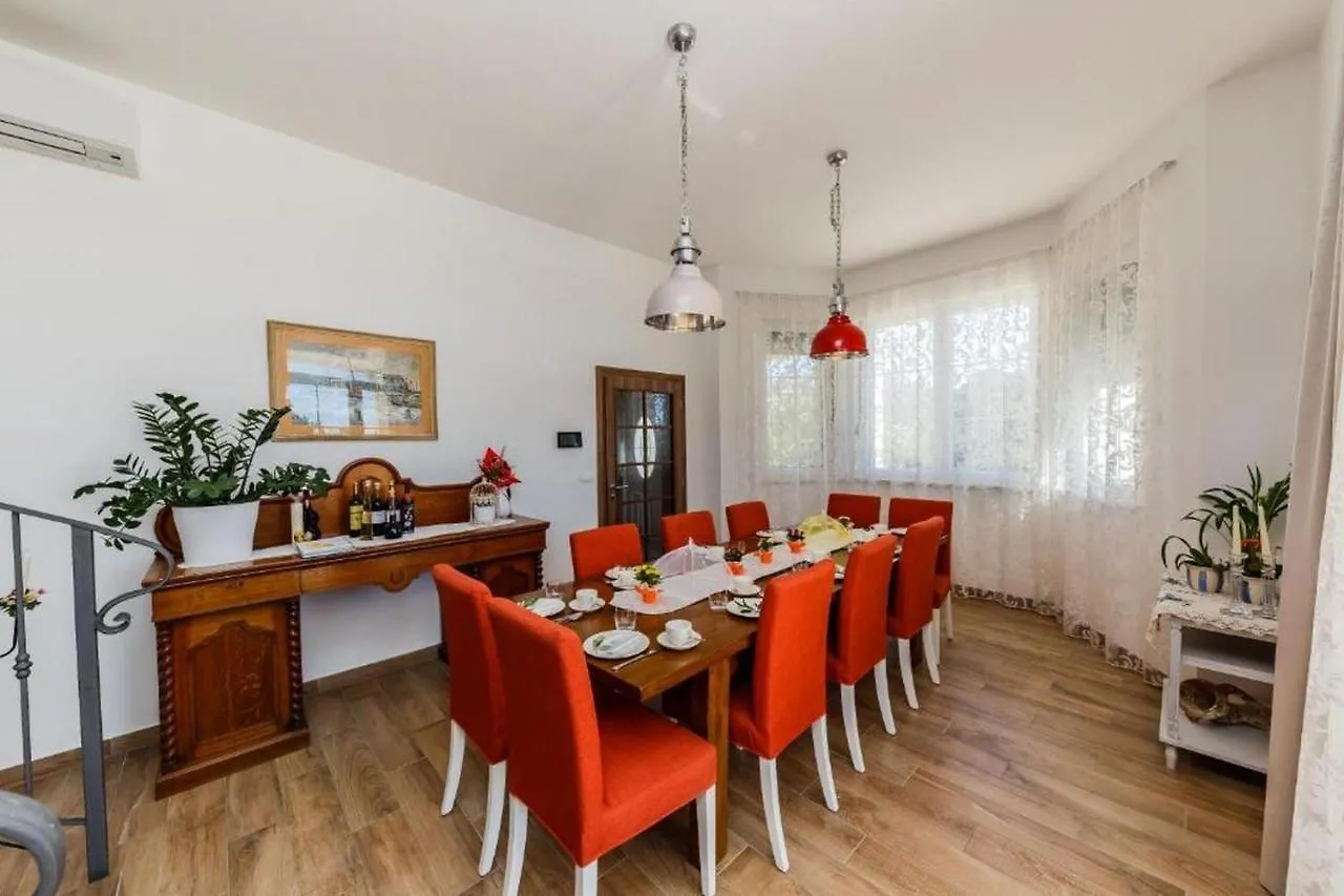 Villa Stone Queen Kastel Novi