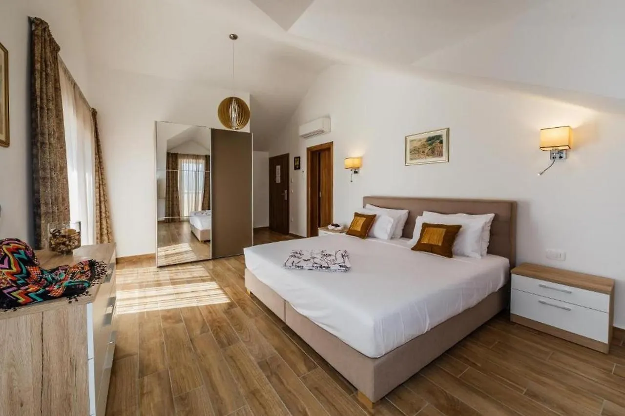 Villa Stone Queen Kastel Novi