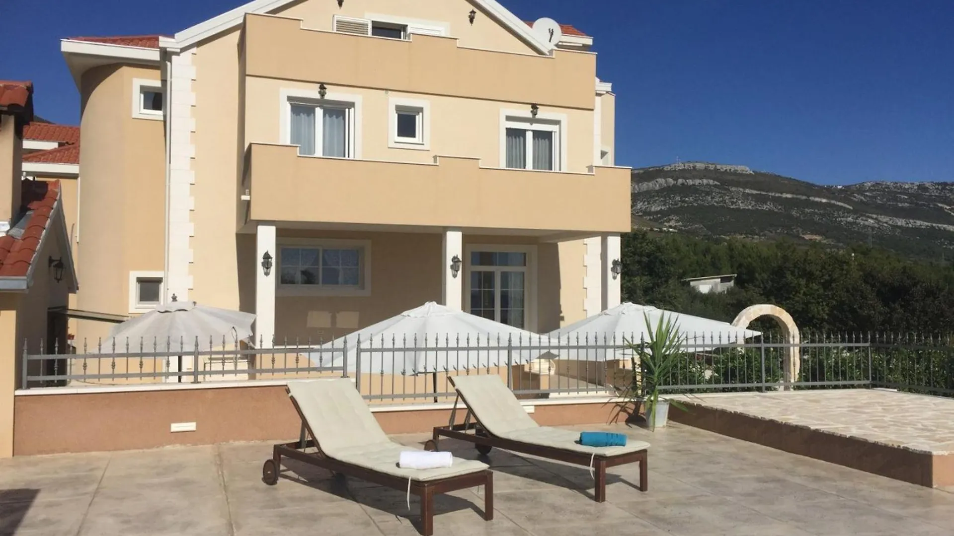Villa Stone Queen Kastel Novi